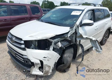 2018 Toyota Highlander Le Plus z USA, uszkodzony, nr VIN 5TDBZRFH8JS844513